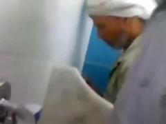 卷曲的头发，毛茸茸的猫，好的山雀，淋浴头高潮
