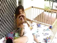 家伙乱搞和 facializes 在床上的小亚洲