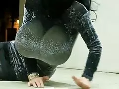 欧洲熟女凡妮莎抚摸她欧文毛茸茸的猫