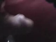 两个家伙钻淘气的小亚洲在沙发上
