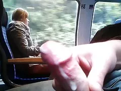 可爱的亚洲需要一个很大的负荷，在她的口吞它