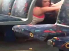 黑发美女发挥着与她的甜美的阴部