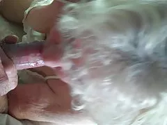 苗条的宝贝执行一个性感的脱衣舞的外