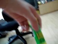 丰满的宝贝塔莎统治采取的一只公鸡在屋外