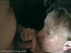 老年妇女得到肛门饼