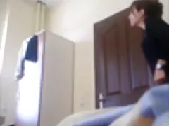 妻子获取硬摇滚我，当她揉她自己有毛的猫