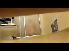 可爱的年轻女孩滴睡衣和慢性应激抑郁在凸轮