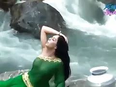 金发碧眼的女生手指干她的湿猫在床上