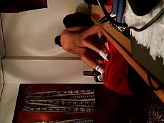 性爱的黑发女自慰有啤酒瓶子