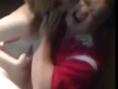 精子交换两个甜面临的婊子获得口头性交