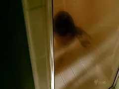 Misterfake英国女孩表现出惊人的技能吹箫