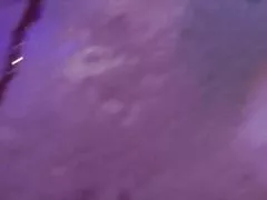 胖女孩在内衣吸引工作人员的花园