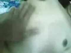 青少年的菲律宾女同性恋者enjoing剃光鲜年轻的猫