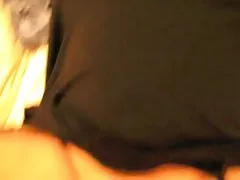Petite亚洲给予一个粗略的工作和一个奇怪的脚