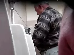 偷窥在裙子上她的膝盖Andrea天空