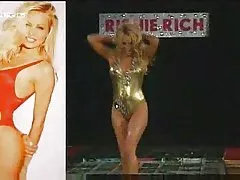 安妮湾是自慰她的阴部