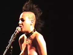 背面和正面的弯曲妻子在洗澡