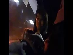 可爱的亚洲女孩得到一个面部从白色的男朋友