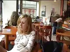 可爱的亚洲宝贝在电玩的束缚的场景