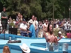按摩那个淫荡的女孩得到大奶油