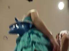亚洲的广泛喷的香烟，同时深throating鸡巴