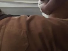 一个孤独的，纹身的家庭主妇乱搞自己在沙发上