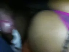 金发女郎她的粉红色胸罩给她惊人的火箭筒