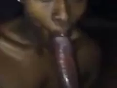 布鲁内特肛门荡妇吸公鸡和有她撞的孔和奶油的脸
