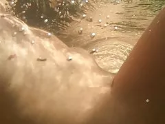 瘦瘦的妓女带刺穿眼睛骑柱的鸡巴