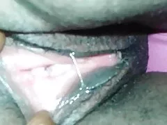 按摩的客房的女同性恋青少年的完美身材的油