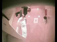 奥黛丽是穿着紧身连衣裙她等不及要滑掉