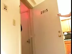 妻子挣扎在她的束缚