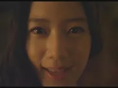 黑发美女蒂芬*泰勒与她的猫在床上