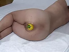 火辣的女孩被捣从后面同时吮吸阴茎