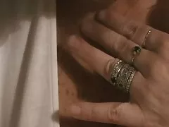 小黑眼镜桌上的手淫
