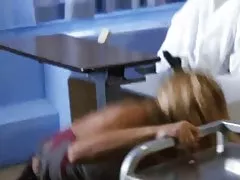 家庭的宝宝拉拉闪烁她的内裤
