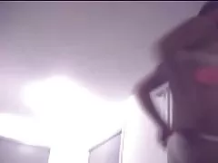卡明在她的脸上，虽然有人乱搞她
