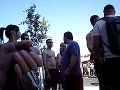 有毛的亚洲青少年需要两只公鸡