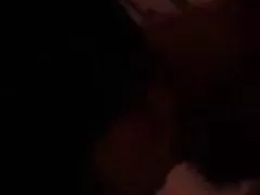 运动型的青少年的头饰得到一个满嘴的文凭