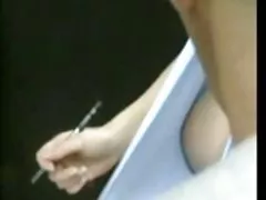 满意一个成熟的葡萄酒从两个年轻人