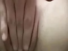 曲线优美的青少年爱丽丝小泽得到一个亚洲的假阳具在她的阴部
