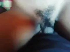 诱人的黑发邀请你触摸她性感的曲线