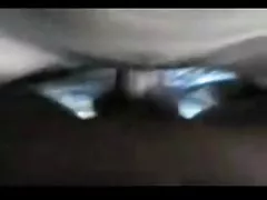 夫人在开放的空气,沐浴在河隐藏的摄像头