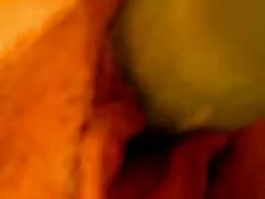 女孩出来西-业余dildoed毛茸茸的小猫保持滴