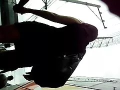 性感的ebony是在她的房间里手淫，她最喜欢的玩具
