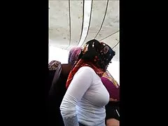 公鸡饥饿ル若林她的膝盖上吮吸阴茎