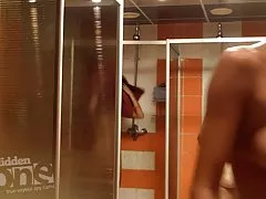 角质泰国妓女给黑色柱吹箫