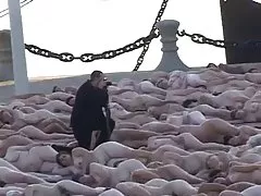 金发的家庭主妇的累计量很难在不同种族之间的三人行