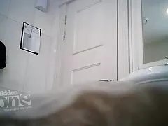 丰满的吸吮一个大家伙