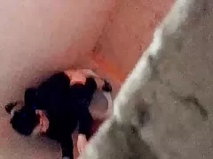 胖乎乎的金发女郎深喉咙硬公鸡在沙发上